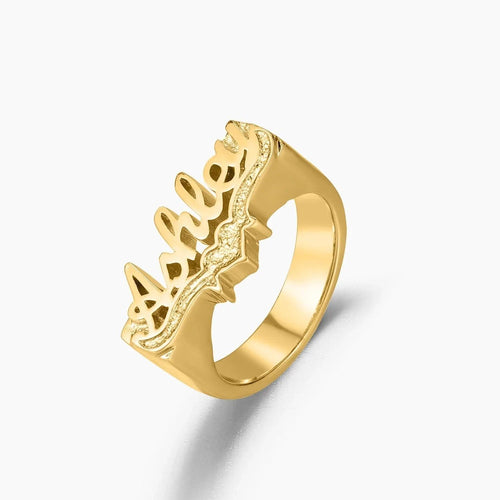Anel 3D com nome personalizado da marca Wulgor, feito de prata, exibido com foco no design detalhado e acabamento brilhante.