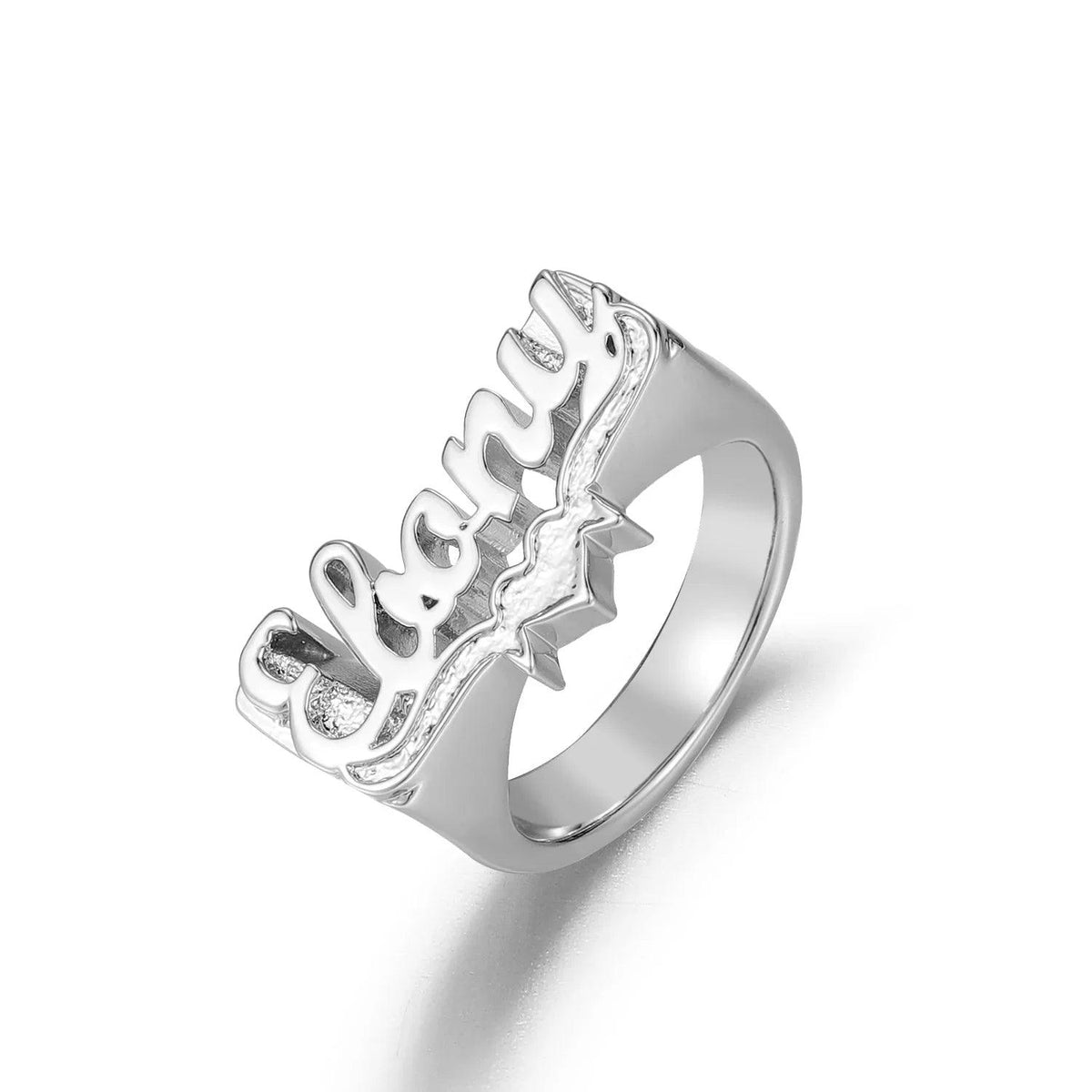 Anel com nome em 3D da marca Wulgor, detalhe de anel de metal com escrita personalizada em relevo tridimensional.