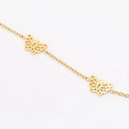Pulseira de tornozelo com borboletas da Wulgor, detalhes delicados de borboletas douradas e acabamento elegante.