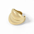 Anel crossover Dome da Wulgor, com design elegante de anel com curvas sobrepostas e acabamento em metal brilhante.