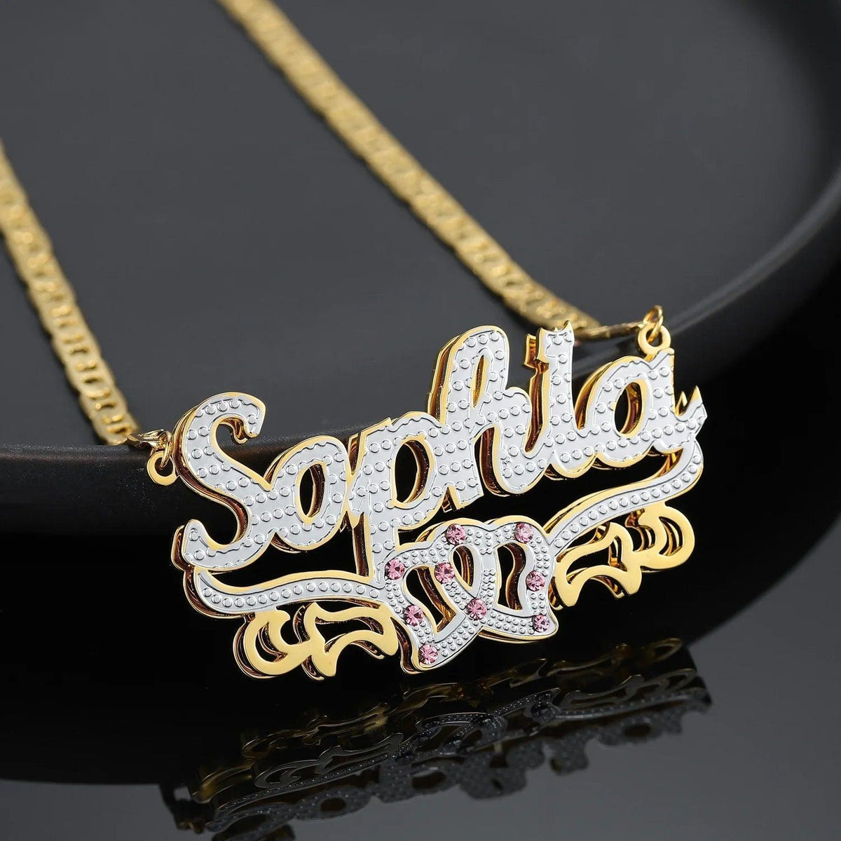 Colar de nome com dois corações em banho duplo, corrente com clipe, da marca Wulgor, feito para personalização e estilo.