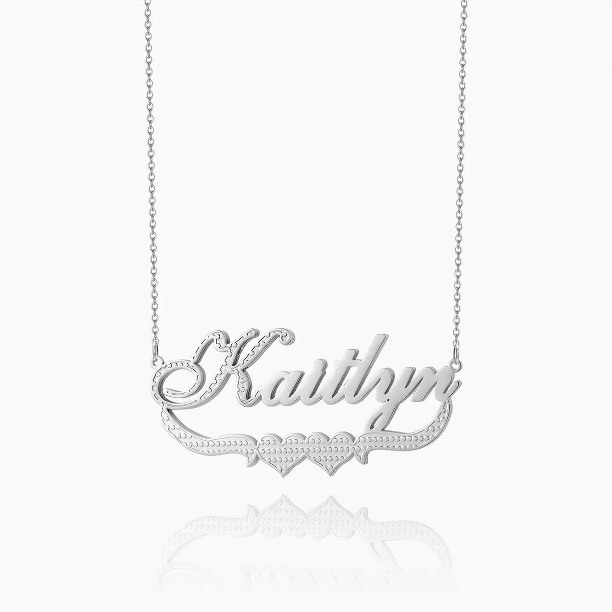 Colar de nomes em dupla com dois corações banhados em prata, design elegante e personalizado, da marca Wulgor.