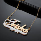 Colar Wulgor com dois corações dourados dobrados e nome personalizado, estilo delicado e elegante para uso diário.