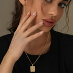 Colar com iniciais em relevo e corrente cubana da Wulgor, destaque para acabamento detalhado e design elegante.