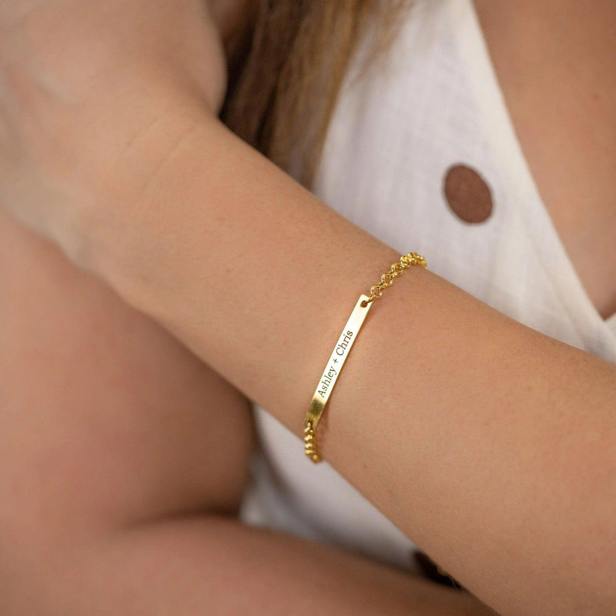 Pulseira de barra gravada da Wulgor, acessório de bracelete com detalhe em barra personalizada, em destaque na imagem.