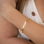 Pulseira de barra gravada da Wulgor, acessório de bracelete com detalhe em barra personalizada, em destaque na imagem.