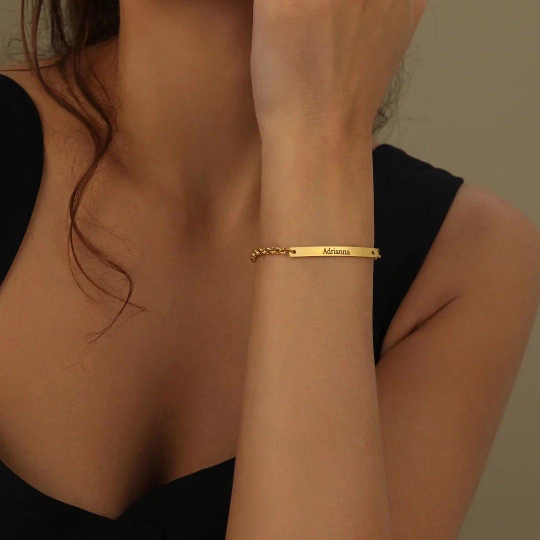 Pulseira de barra gravada da marca Wulgor, acessório de bracelet com detalhe em barra personalizada e acabamento elegante.