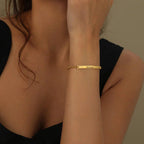 Pulseira de barra gravada da marca Wulgor, acessório de bracelet com detalhe em barra personalizada e acabamento elegante.