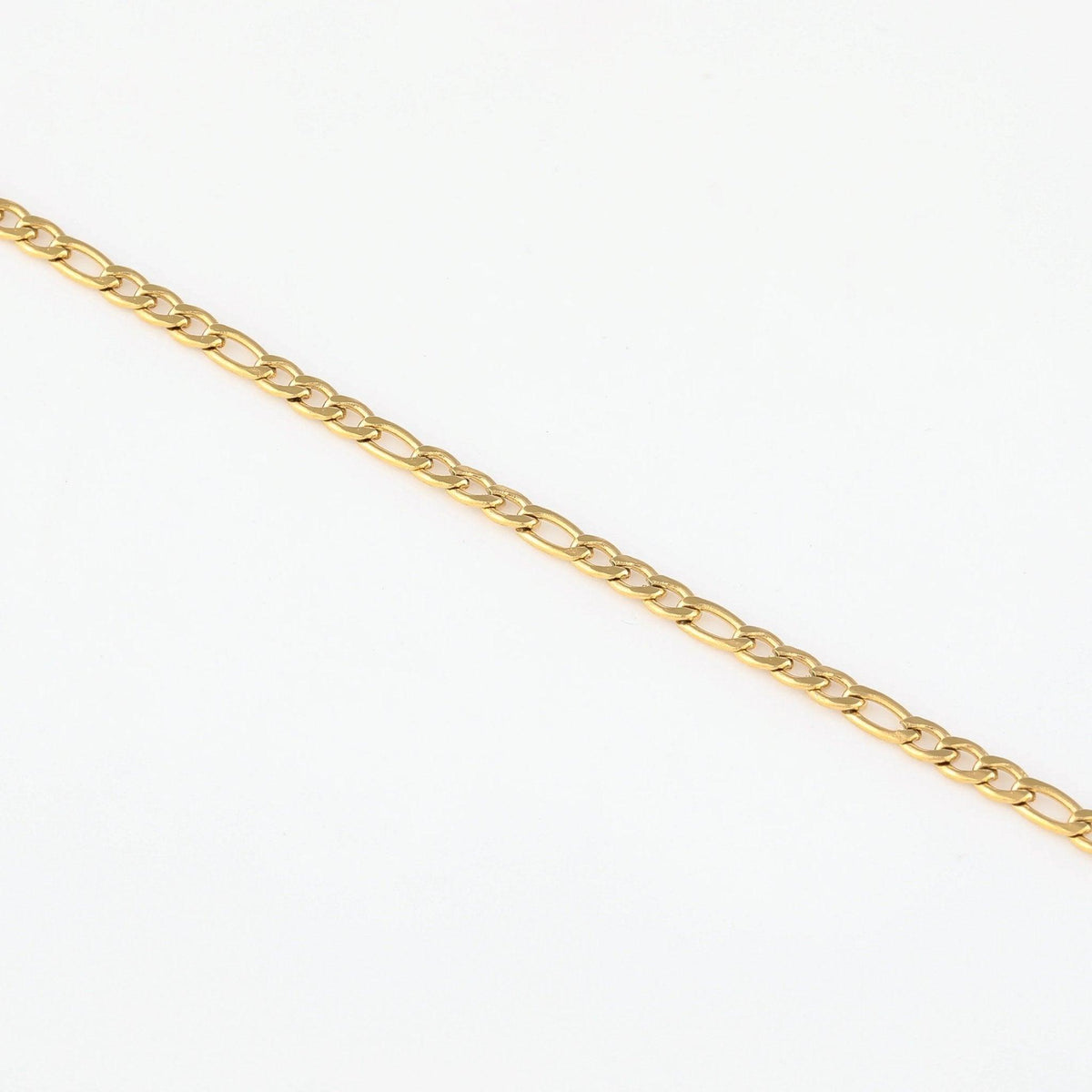 Pulseira anklet Figaro de 3mm da Wulgor, feita em metal prateado com acabamento elegante, visível na imagem.
