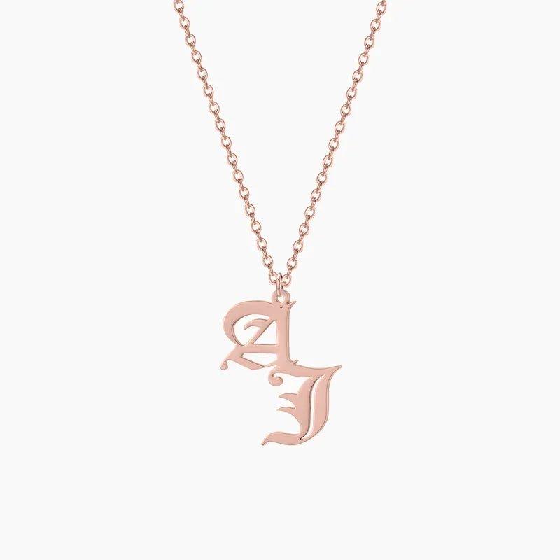 Colar gótico de duas letras da marca Wulgor, com pingentes em estilo sombrio e detalhes em metal escuro.
