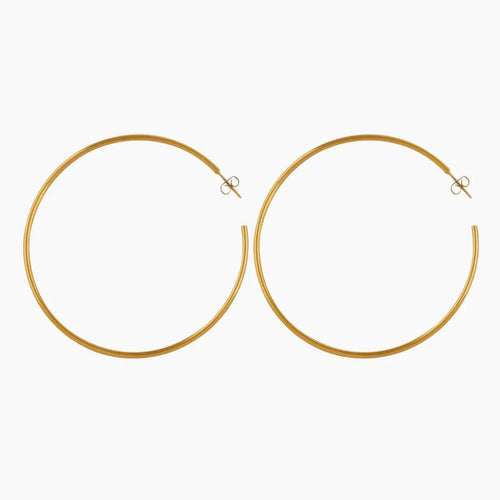 Brincos de argola da marca Wulgor, estilo clássico, feitos de metal dourado, exibidos em close-up com fundo neutro.