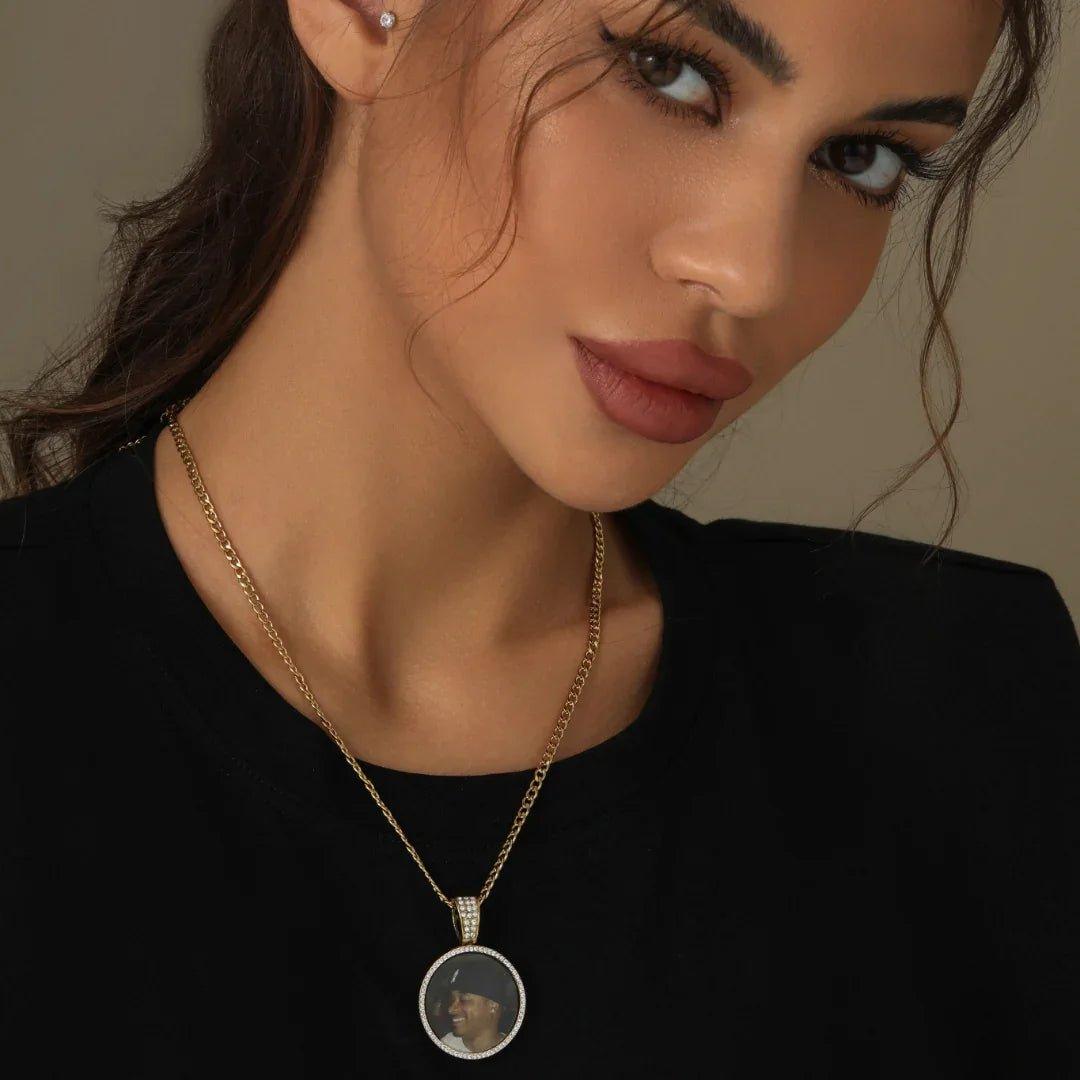 Colar com pingente de foto com efeito gelo e corrente cubana da marca Wulgor, exibindo detalhes brilhantes e acabamento elegante.