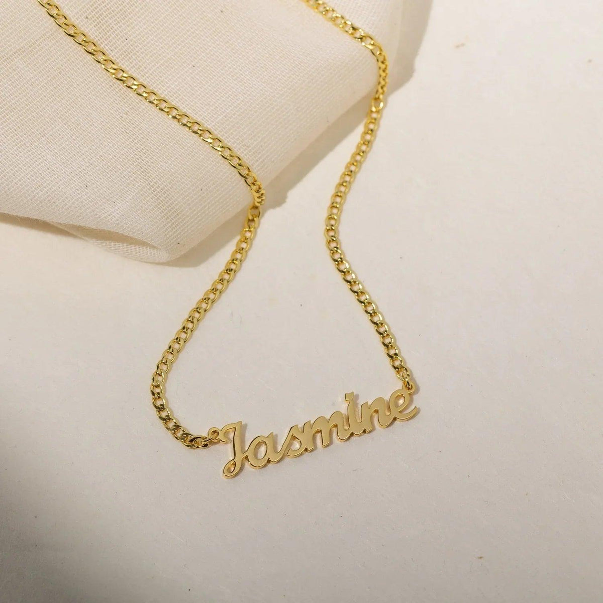 Colar infantil personalizado com nome e corrente cubana da marca Wulgor, feito especialmente para crianças.