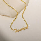 Colar infantil personalizado com nome e corrente cubana da marca Wulgor, feito especialmente para crianças.