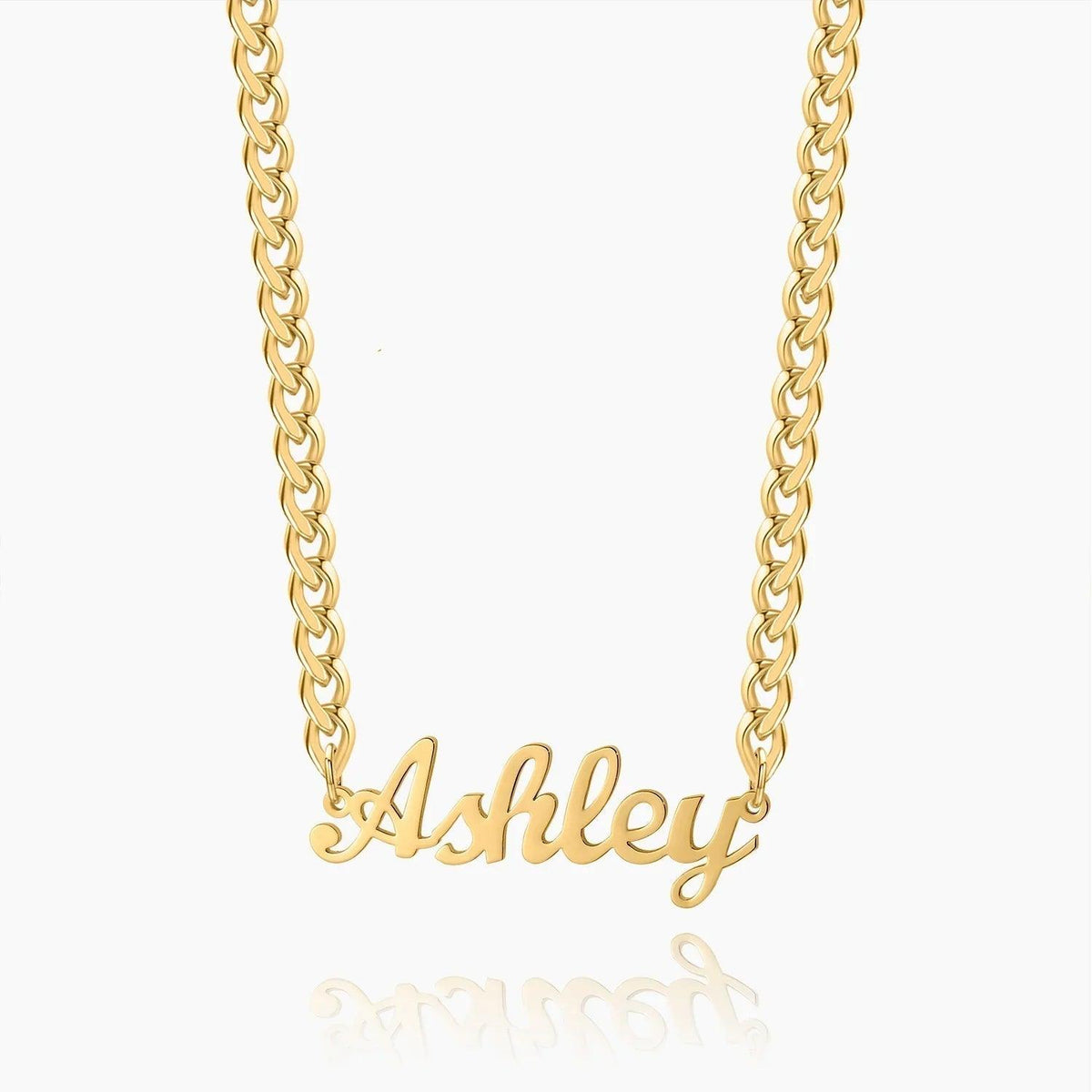 Colar infantil personalizado com nome e corrente cubana da Wulgor, feito para crianças, em destaque na imagem.