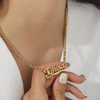 Colar infantil com coração de diamantes e nome personalizado, da marca Wulgor, feito para crianças, com design delicado e brilhante.