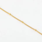 Pulseira de tornozelo com corrente satélite da Wulgor, detalhes delicados em prata para estilo elegante e moderno.