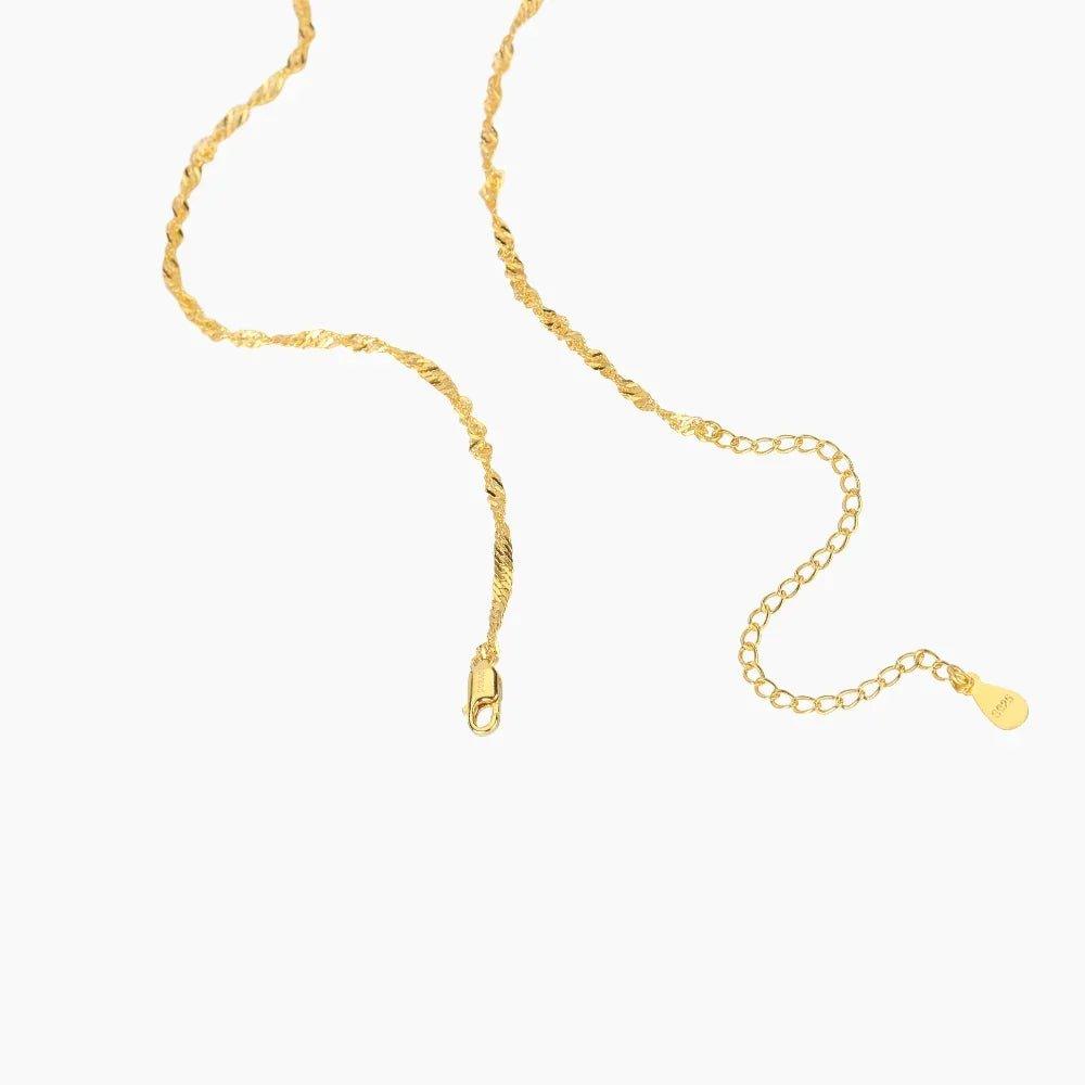 Colar de corrente Singapore de 2mm da Wulgor, mostrado em detalhes na imagem, com acabamento prateado e design delicado