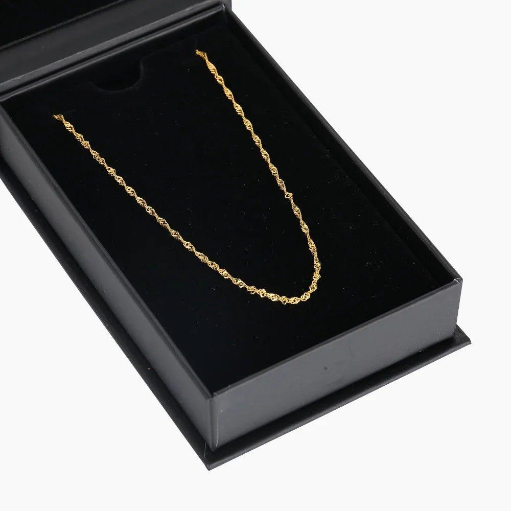 Colar de corrente Singapore de 2mm da Wulgor, com acabamento fino e delicado, mostrado na imagem.