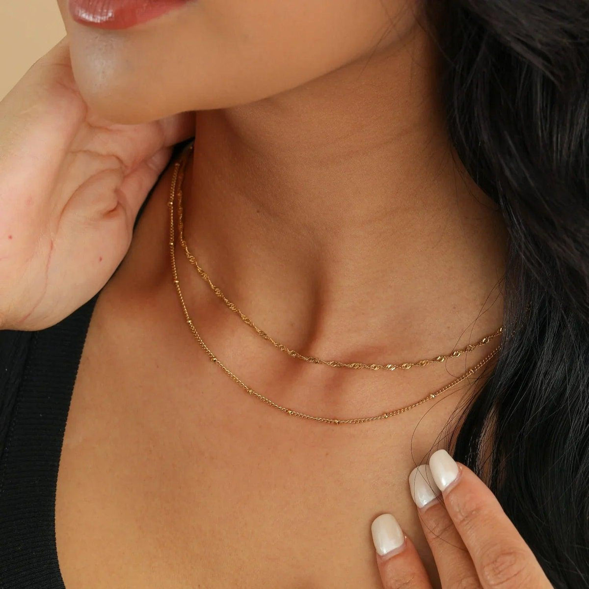 Colar Singapore Chain de 2mm da Wulgor, colar de corrente fina e elegante em ouro ou prata, visível na imagem.