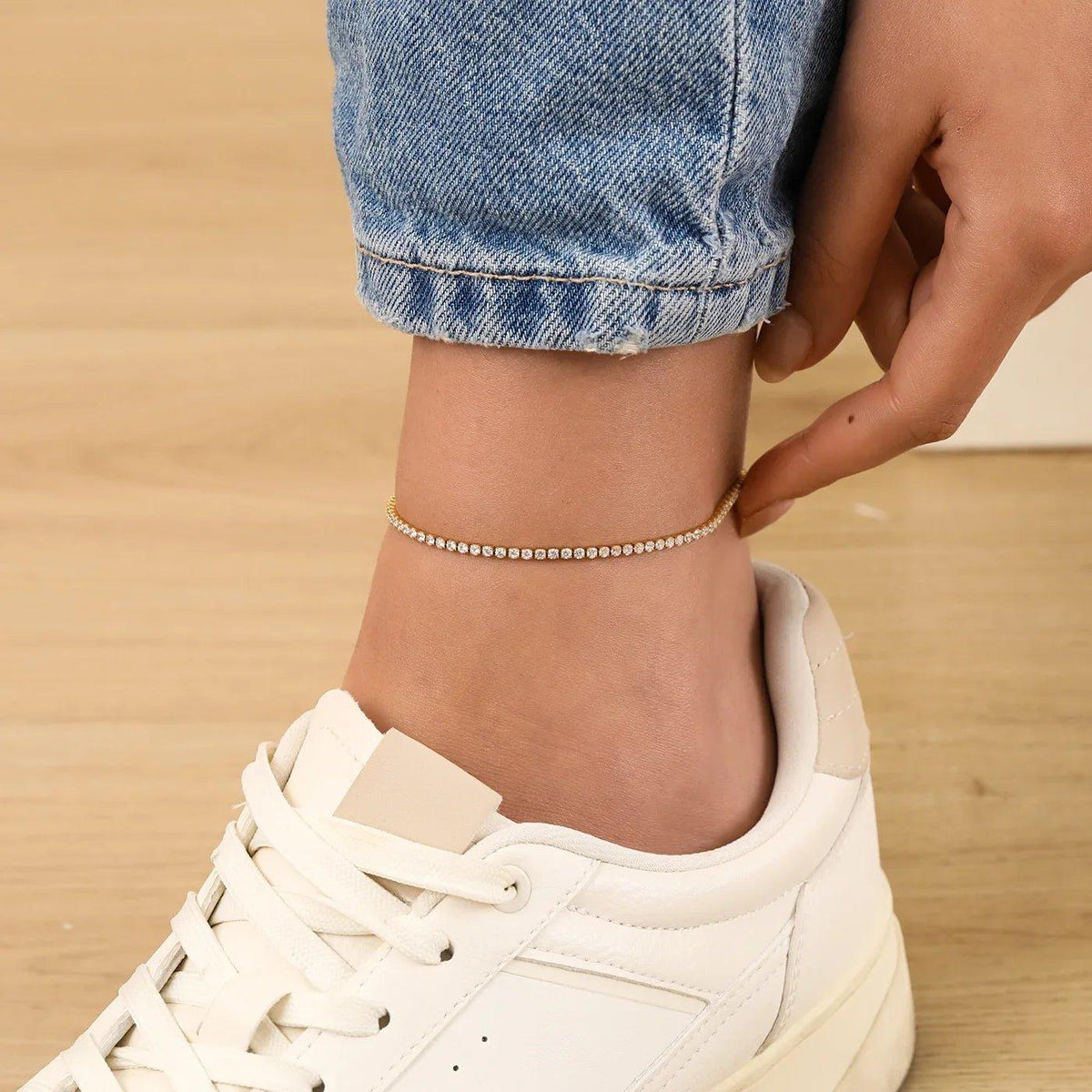 Elo de tornozelo Tennis Anklet 2mm da Wulgor, com detalhes de tênis, feito de metal prateado brilhante.