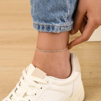 Elo de tornozelo Tennis Anklet 2mm da Wulgor, com detalhes de tênis, feito de metal prateado brilhante.