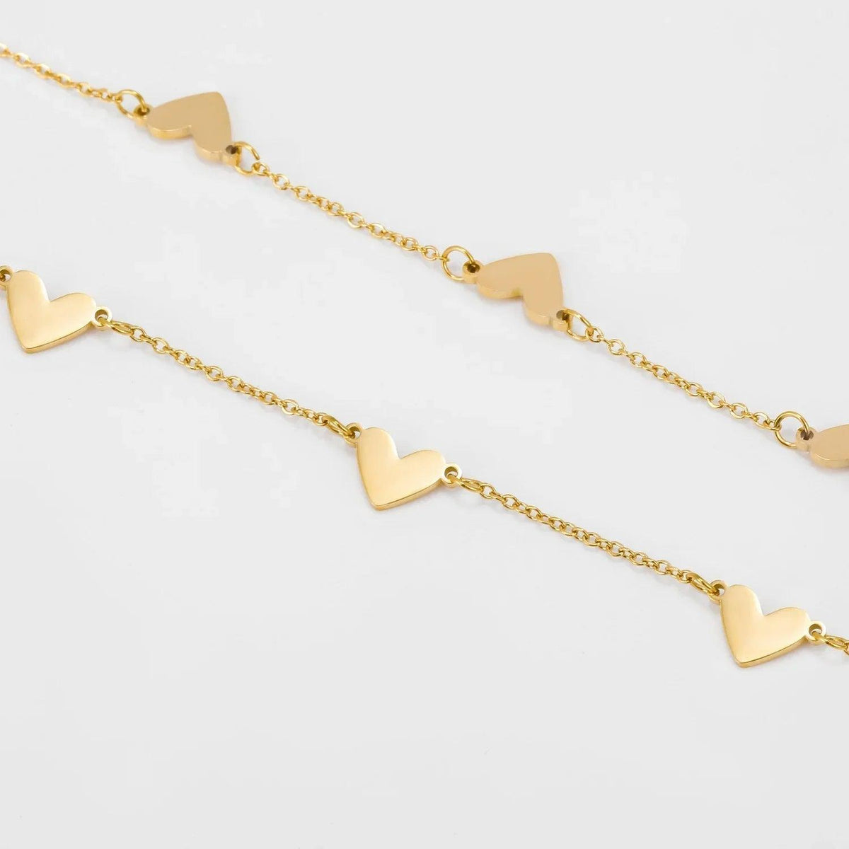 Colar de corações da Wulgor, colar feminino com pingentes de coração em prata, exibido em close na imagem.