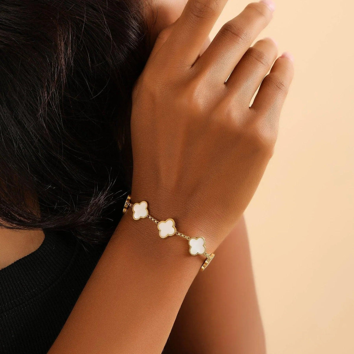 Pulseira The Lucky Bracelet da Wulgor, pulseira de metal com detalhes de sorte, vista em close na imagem.