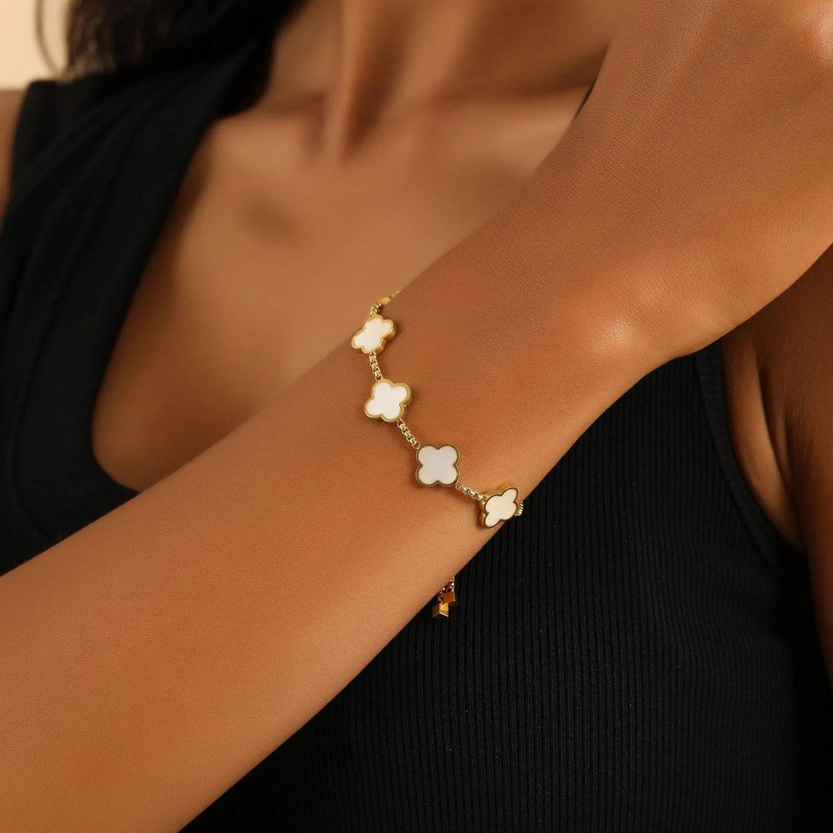 Pulseira da sorte Wulgor, acessório de bracelete com detalhes elegantes, em destaque na imagem.
