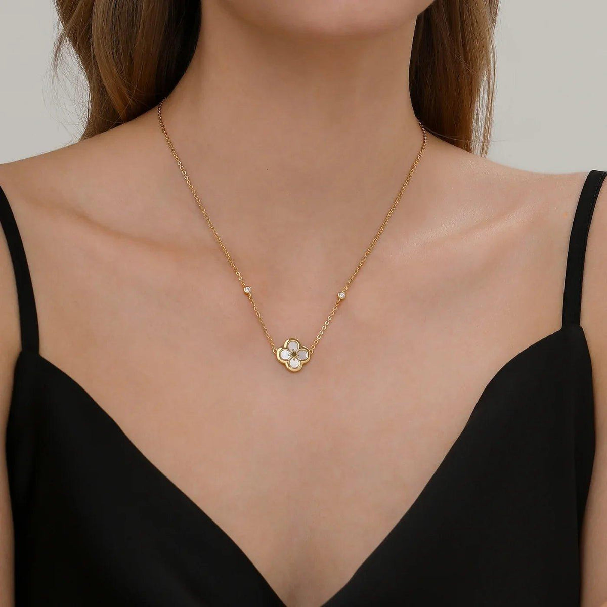 Colar Ventura Clover da Wulgor com pingente de trevo, ajustável, feito de metal dourado, usado no pescoço, estilo delicado e elegante.