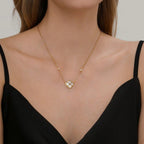 Colar Ventura Clover da Wulgor com pingente de trevo, ajustável, feito de metal dourado, usado no pescoço, estilo delicado e elegante.