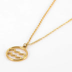 Colar com pingente de signo zodiacal da marca Wulgor, detalhe do pingente com símbolo do signo em acabamento metálico.